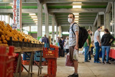 Eskisehir, Türkiye - 21 Mayıs 2020: Türkiye 'nin Eskişehir kentinde Corona günlerinde geleneksel Türk market pazarında tıbbi maskeli adam.