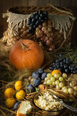 Kabak ve pearl arpa yulaf lapası ile natürmort.