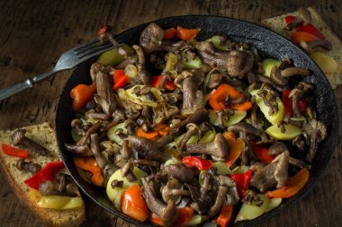 Mantar kızarmış soğan ve patates tava ile.