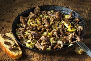 Mantar kızarmış soğan ve patates tava ile.