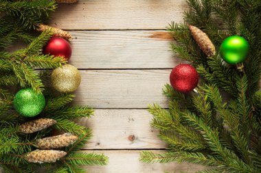 Renkli Noel topları çam dalları ile