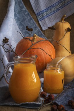 Güler yüzlü bir cam kavanoza sarı kabak dan