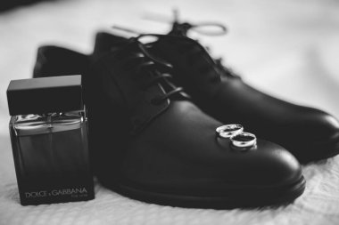 Parfümlü siyah düğün ayakkabıları