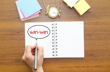 not defterinde konuşma balonu ile kazan-kazan yazıtı yazan adamın kırpılmış çekim