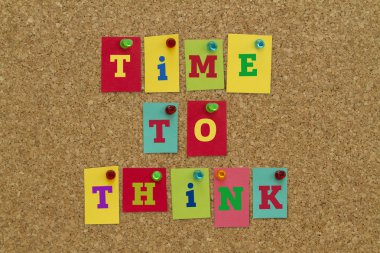 mantar tahtaüzerinde sabitlenmiş renkli yapışkan notlar üzerinde yazıt düşünmek için zaman.