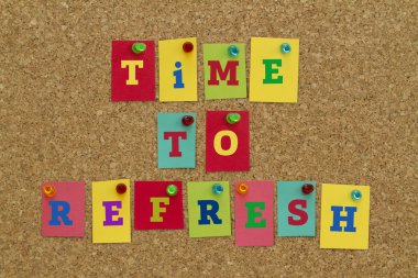 mantar panosuna sabitlenmiş renkli yapışkan notlar üzerindeki yazıyı yenileme zamanı.