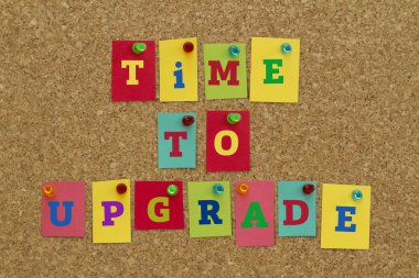 mantar panosuna sabitlenmiş renkli yapışkan notlar üzerinde yazıt yükseltme zamanı.