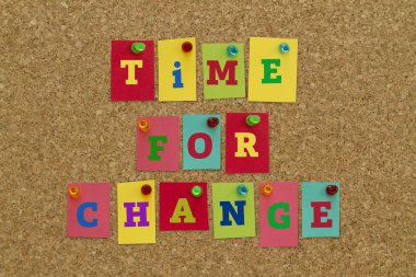 mantar panosuna sabitlenmiş renkli yapışkan notlar üzerindeki yazıyı değiştirme zamanı.