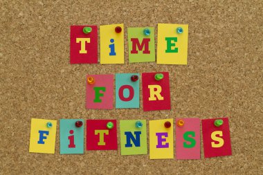mantar tahtaya sabitlenmiş renkli yapışkan notlar üzerinde Fitness yazıt için zaman.