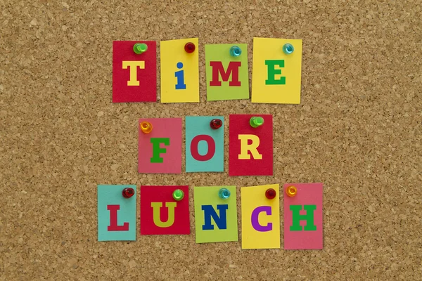 Čas Pro Nápis Oběd Barevných Rychlých Poznámkách Připojených Korkové Desce — Stock fotografie