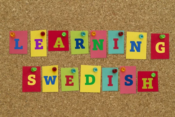 Nauka Szwedzki Napis Kolorowe Przyklejone Notatki Przypięte Pokładzie Korka — Zdjęcie stockowe