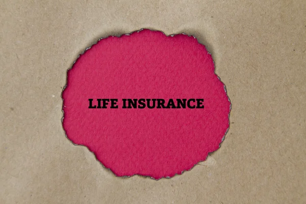 段ボールの穴の内部の生命保険の碑文 — ストック写真