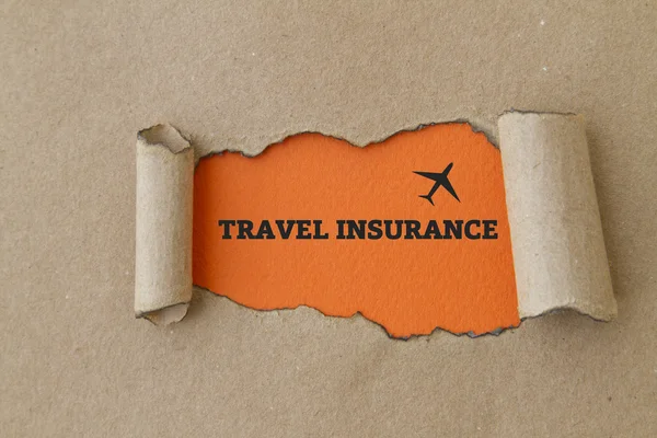 Надпись Travel Insurance Внутри Отверстия Картонной Коробке — стоковое фото