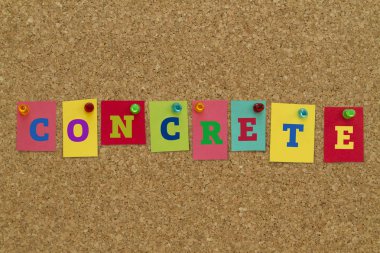 Beton kelime üzerine renkli yapışkan notlar yazılı mantar tahta üzerinde sabitlenmiş.