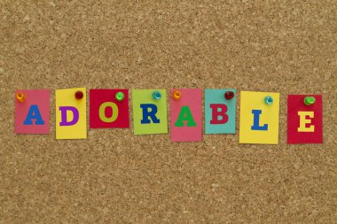 Çok güzel kelime üzerine renkli yapışkan notlar yazılı mantar tahta üzerinde sabitlenmiş.