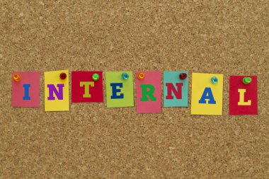 Mantar pano üzerinde pinned renkli yapışkan notlar yazılı iç kelime.