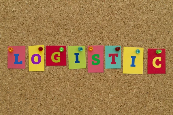 Lojistik kelime üzerine renkli yapışkan notlar yazılı mantar tahta üzerinde sabitlenmiş.