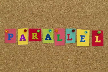 Paralel kelime üzerine renkli yapışkan notlar yazılı mantar tahta üzerinde sabitlenmiş.