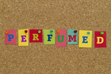 Parfümlü kelime mantar tahta üzerinde pinned renkli yapışkan notlar yazılı.