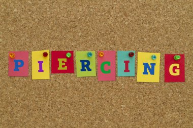 Mantar pano üzerinde pinned renkli yapışkan notlar yazılı kelime delici.