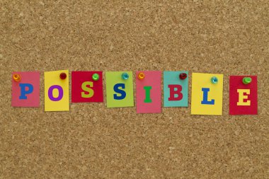 Olası sözcük mantar tahta üzerinde pinned renkli yapışkan notlar yazılı.