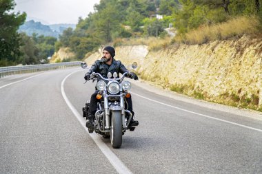 Onun motosiklet sürüş asfalt ülke yolda adam