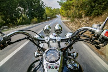 Motosiklet süren ve boş bir kır yolunda seyahat eden bir adam. Motosiklet odaklandı ve yol bulanık hareket etti.