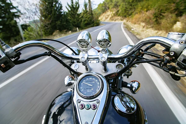 Motosiklet süren ve boş bir kır yolunda seyahat eden bir adam. Motosiklet odaklandı ve yol bulanık hareket etti.