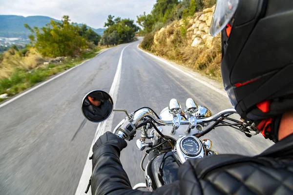 Motosiklet süren ve boş bir kır yolunda seyahat eden bir adam. Motosiklet odaklandı ve yol bulanık hareket etti.