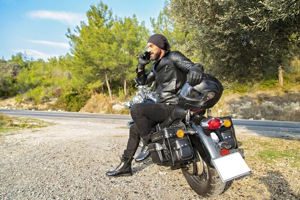 Junger Mann Mit Handy Auf Motorrad Der Natur Motorradfahrerin Telefoniert — Stockfoto