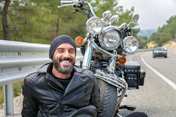 Junger Mann Mit Bart Rastet Während Motorradtour Auf Dem Land — Stockfoto