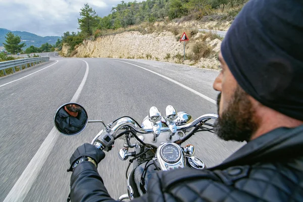 Homem Andando Moto Viajando Uma Estrada Rural Vazia Moto Focada — Fotografia de Stock