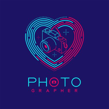 3D izometrik fotoğrafçı logosu kalp aşk çerçevesinde vuruşun ana hatları boyun kayışı kamera tasarımı illüstrasyonu koyu mavi arkaplan üzerinde izole edilmiş fotoğrafçı metni ve kopyalama alanı, vektör alanı,