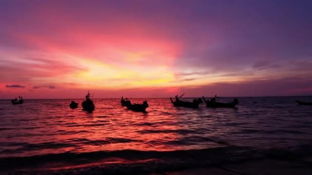 位于泰国普吉岛奈阳海滩的渔船在黄昏夕阳西下的轮廓及阳光反射视频 — 图库视频影像