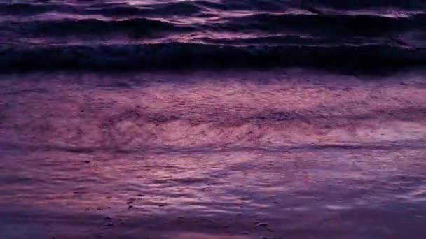 在黄昏的日落时分 在泰国普吉岛奈阳海滩的阳光反射下挥动 拍摄了4K段视频 — 图库视频影像