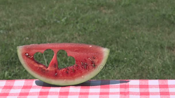 Sandía rebanada de fruta del corazón, verano amor símbolo de salud — Vídeo de stock