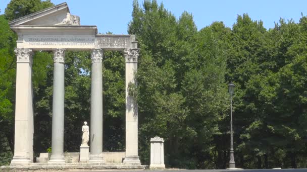 Villa Borghese, Rome, Antonino en Faustina tempel en toeristen in stadspark op vakantie — Stockvideo