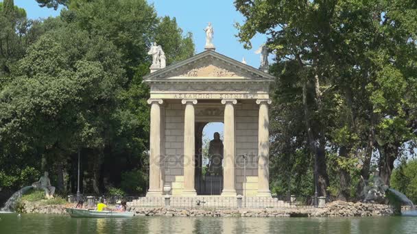Villa Borghese, Roma, Esculapio Tapınağı ve gölet ile Şehir Parkı — Stok video