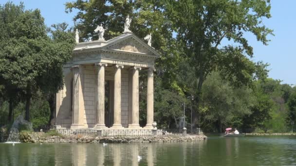 Вилла Боргезе, Рим, городской парк с храмом Эскулапио туристов и пруд — стоковое видео
