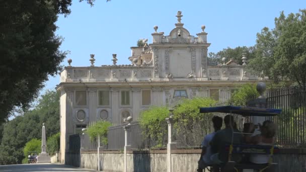 Villa Borghese, Roma, güneş saati köşkte Şehir Parkı — Stok video