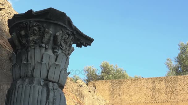 Korinthische Hauptstadt in archäologischer Stätte, Hadrians Villa in Italien — Stockvideo