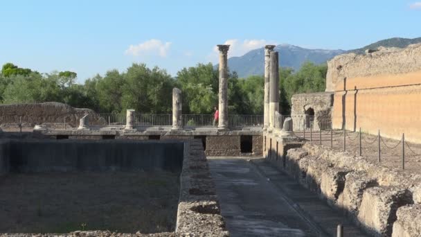 Hadriánova Vila Řím, ruiny archeologické lokality a dórskými sloupy — Stock video