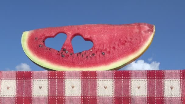 Watermeloen segment hart fruit, zomer liefde gezondheid symbool — Stockvideo