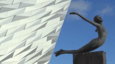 Titanic Müzesi cephe Belfast yakınındaki kadın heykeli, Ziyaretçi Merkezi bina ve turistik cazibe