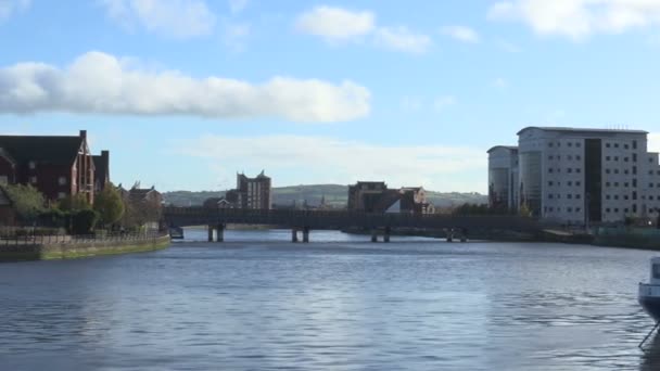 Белфаст Северная Ирландия Великобритания. Вид на реку Лаган с мостом, краном и домами — стоковое видео