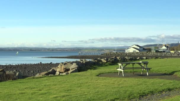 Mar de Irlanda en Strangford Lough, paisaje con windsurf y naturaleza, viajes y vacaciones — Vídeos de Stock