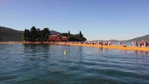 Χρήστο landart εγκατάσταση Ιταλία πλωτές προβλήτες στη λίμνη Iseo διάβαση πεζών καλλιτέχνη — Αρχείο Βίντεο