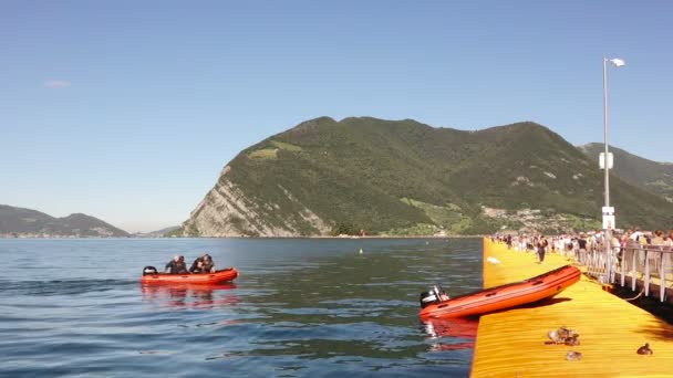 Christo artista instalación flotante Italia muelles Pasarela Lago Iseo — Vídeos de Stock