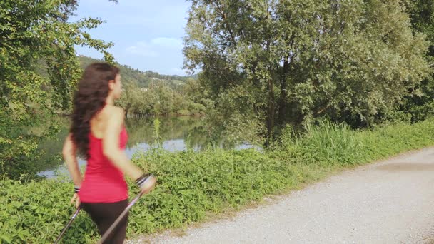 Ejercicio nordic caminar mujer fitness entrenamiento deporte salud estilo de vida — Vídeo de stock