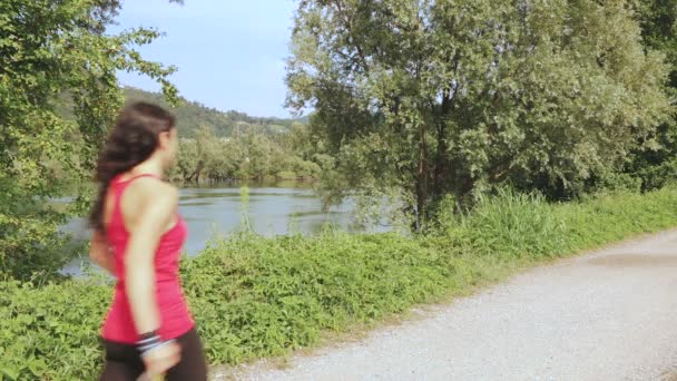 Caminhada mulher fitness treinamento esporte saúde estilo de vida de ascensão nórdica — Vídeo de Stock